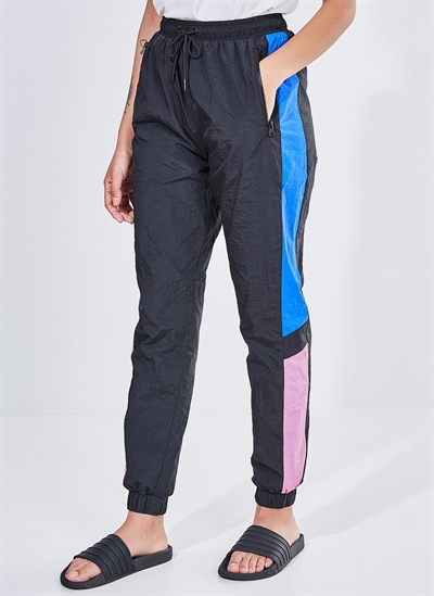 Calça Esportiva com Recortes Calça Esportiva com Recortes