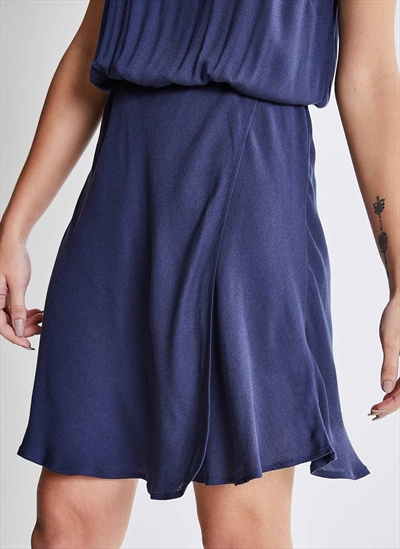 vestido curto com saia sobreposta