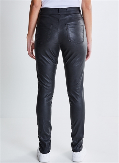 calça em material sintetico