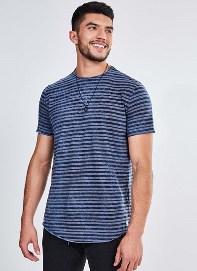 camiseta listrada azul marinho