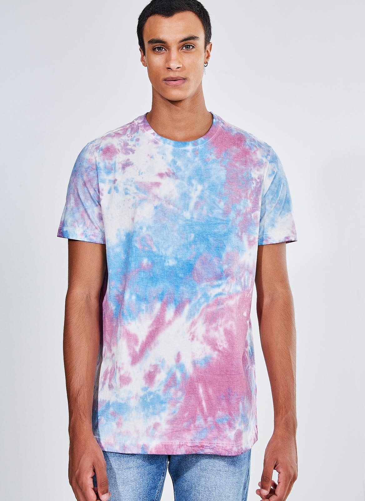 camiseta tie dye em calça jeans
