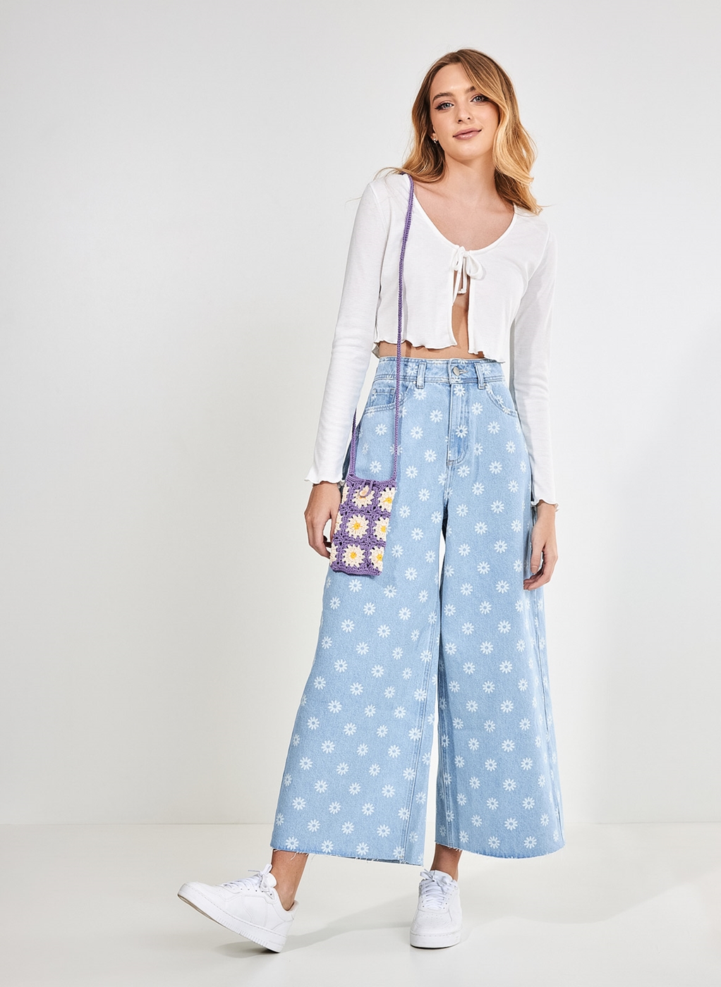 Calça Jeans Wide Leg Com Margaridas - youcom: vem cá conferir suas ...