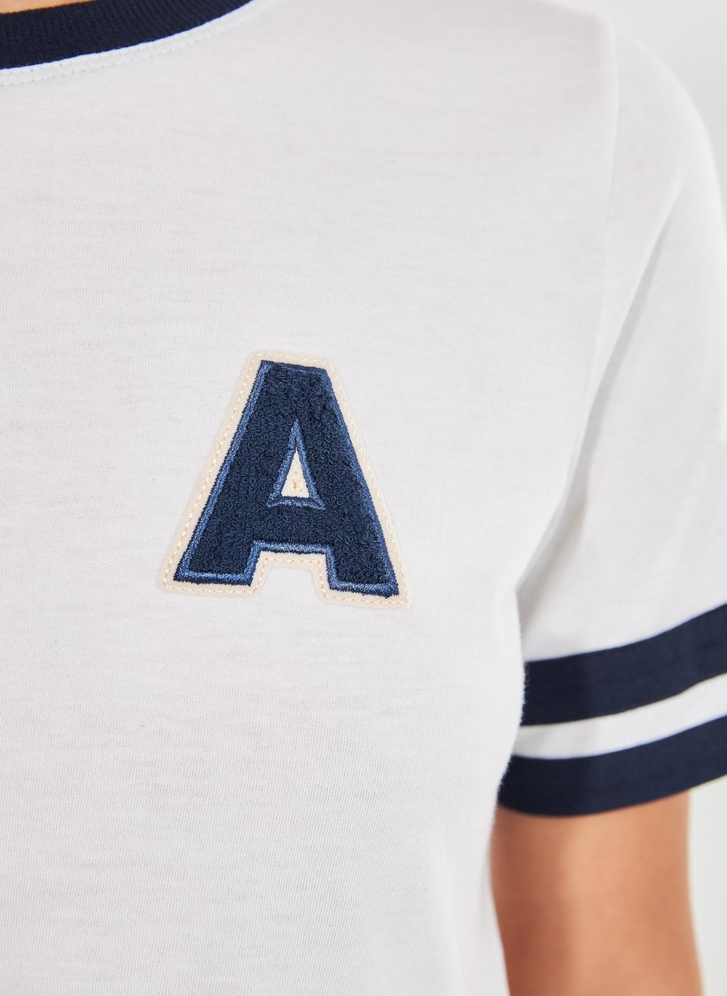 1098248 camiseta college patch no peito 100415596 z4 637895826258717548